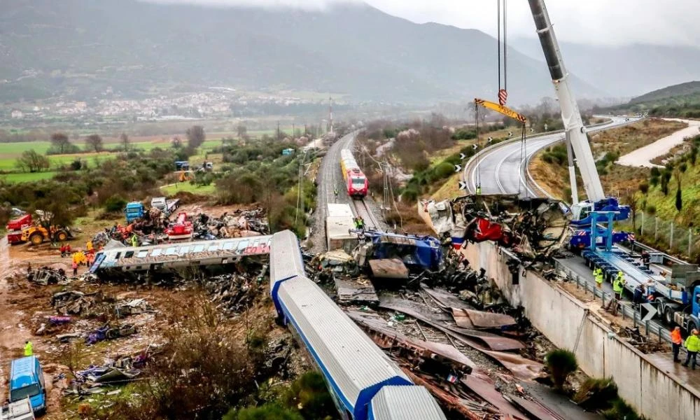 Τέμπη: Αποκαλυπτική φωτογραφία από το δεύτερο βαγόνι δείχνει εύφλεκτο υλικό